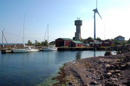 Hamnen Lilla Båtskär vid Nyhamn på &Aring;land är rymlig och erbjuder gott skydd.