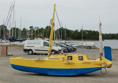 Bland bilarna på parkeringen stod Sven Yrvids båt placerad.