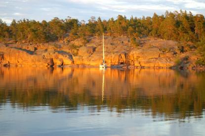 I stort sett hela &Aring;land består av vackra röda klippor. Bilden är från \