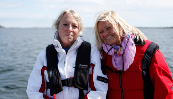 Lena Falk och Eva Tingvall har tråkiga erfarenheter av grynnan utanför Risö. Nu står där en ostprick tack vare deras deltagande i tävlingen &Ouml;kända grund.