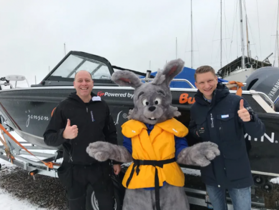 Edmund Jensen (t.v.) och Jacob Ryder (t.h.). Jensen & Englund arrangerar båtutställning med drive-in. Maskoten Hugo kommer också att vara på plats.