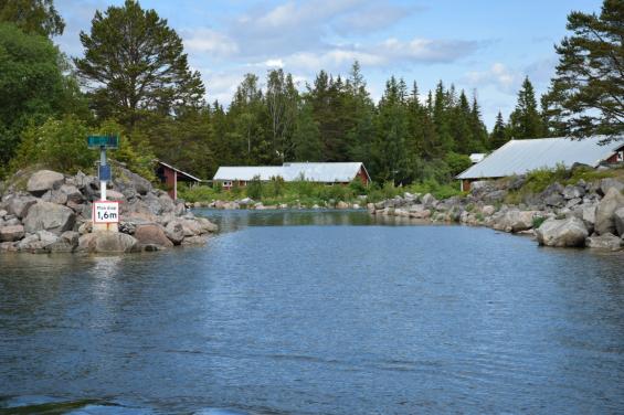 Kanalen är tio meter bred. Vid dess slut gör man en 90 graders styrbordsgir och fortsätter in i hamnen. Babord och gästbryggan ligger rakt fram.