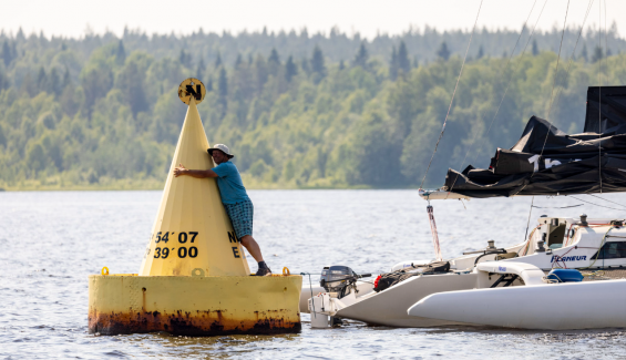 Målgång i Töre hamn efter 900 sjömils seglats.