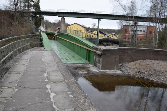 Byn Håverud korsas av akvedukt, järnvägs- och landsvägsbro. Under vintern har akvedukten renoverats och målats.