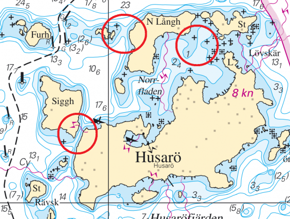 Nya djup efter revidering av sjökortet. Många vattendjup har blivit grundare, bland annat på grund av landhöjningen. Inringade passager visar att vattendjupet efter korrigering framstår som grundare. Här är det markerat med ljusblå färg (tre till sex meter) i stället för vitt (djupare än sex meter).