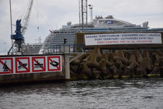 Innan anlöp av Tallinns gästhamn får ske ska anmälan göras till \