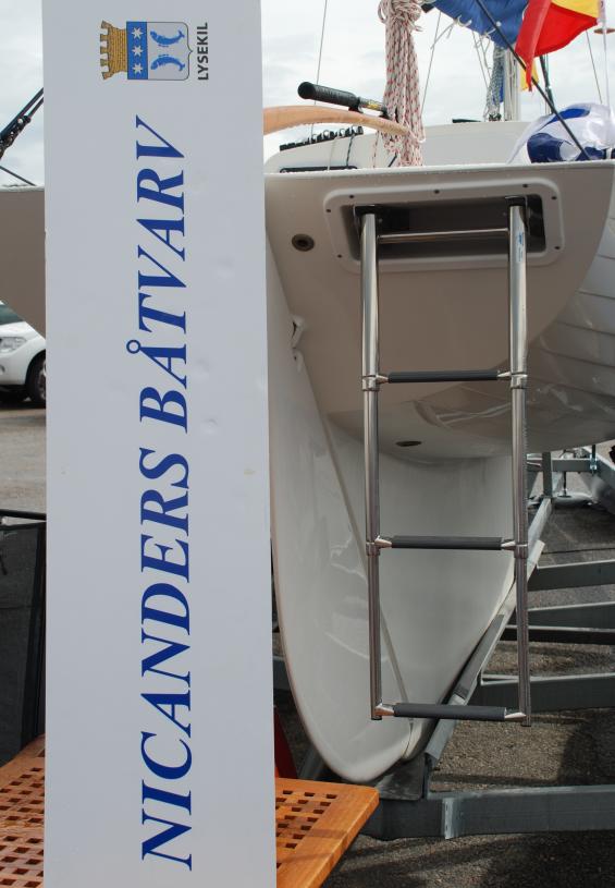 MF-båten, en minifolkbåt tillverkad av Nicanders båtbyggeri, visade en snygg, praktisk och säker lösning för badstegen. Trots båtens låga fribord har Nicanders prioriterat säkerheten vid bad och ofrivilligt man överbord. Säkerhetsstegen ligger elegant i en kasset som är infälld i akterspegeln. Något som fler båttillverkare bör ta efter.