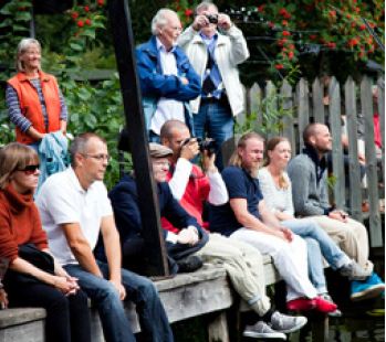 Paradvägarna går utmed kajer, bryggor och stränder och går utmärkt <br />att följa för åskådare på land.