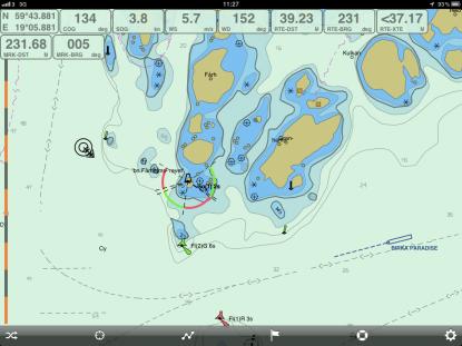 Tack vare AIS kan vi här se i högra delen av bilden att Birka Paradise kommer bakom ön. Notera också väderinformationen i övre menyraden.