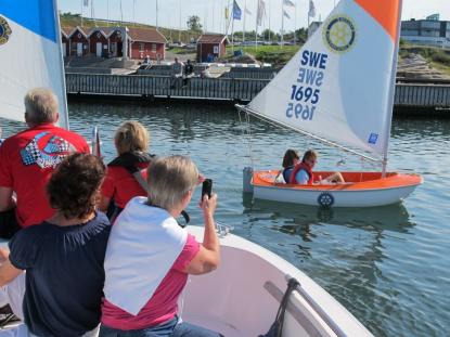 Anhöriga förevigar den avslutande skolseglingen