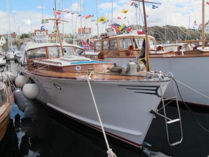 Från Norge kom ”Izzabella” en 46 fots motoryacht ritad av R.G.Furuholmen i Norge. Byggd 1938 och med en annorlunda historia. Båten rekvirerades av Tyskarna under kriget (beslagtagen) och därefter sänkt av motståndsrörelsen. Båten återköptes 1945 från ”Direktoratet för fientlig egendom” av förste ägaren, skeppsredaren Aaby. Idag ägs båten av Anne Gro Franck och Dag A. Basma.