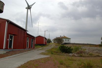 1876 byggdes den första lotsstugan. Den nuvarande bär spår av den gamla. Lotsplatsen lades ned 1990. Lotsstugan är den grå till höger.