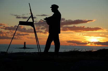 På bergets topp står alltjämt en konstnär och målar. Under staffliet syns Marhällans fyr.