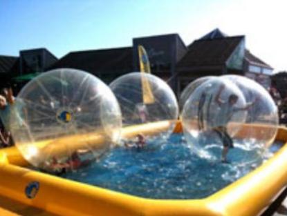 För oss som inte hängt med kan vi notera att Funballz går ut på att man stänger in sitt barn i en uppblåst plastboll som sedan snurrar runt på vattnet. Ska nog ses innan fällande omdömen görs om tillexempel koldioxidförgiftning.