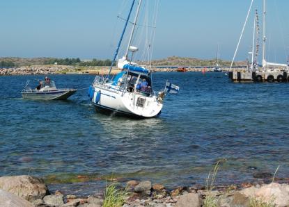 I 4 - 5 knops fart backade Bavaria 34:an rakt mot stranden och på grund. Det sas att växelläget låst sig på full gas back. Inga personskador uppstod.