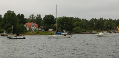 Max Mohammar från Promarina i Furusund bogserar de två haveristerna med ribbåten till hamn. Max Mohammar gjorde en förnämlig insats som undsatte de två båtarna samtidigt!