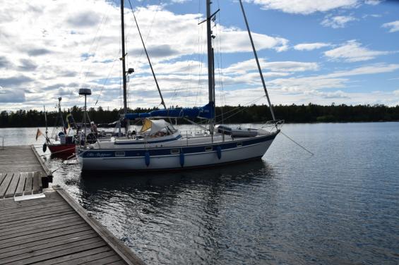 När förutsättningarna är goda är det roligt att testa nya saker. Här har vi lagt ankare med kätting i fören och backat mot bryggan. 40 meter ligger ute.