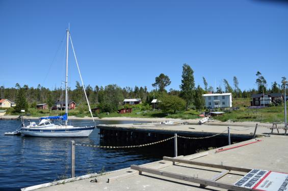 Den stora kajen byggdes för marinen och Kustbevkningen. Innan kajen stängdes av säkerhetsskäl var ön ett populärt besöksmål. Numera seglar de flesta förbi. Järnsponten har rostat sönder och det är en tidsfråga innan resten av kajen sjunker ihop,