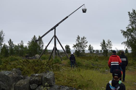 Holmögadds första fyr var en stenkolseldad Vippfyr. Den byggdes1760 och brann ned 1779. Denna replika stod färdig 2013.