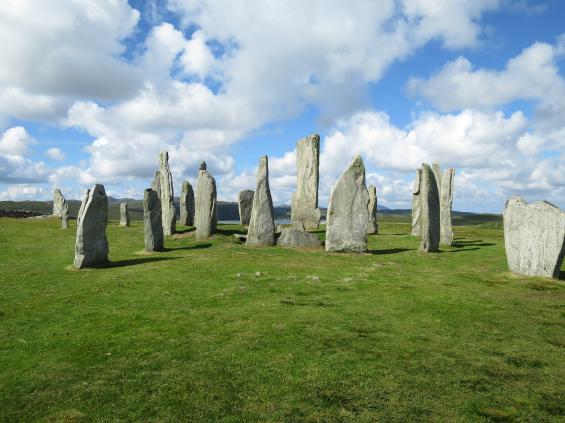 Callanish Stones, en avlång stensättning med en cirkel i mitten från bronsåldern på ön Lewis vid yttre Hebriderna. Det är inte självklart varför de finns, men rituella aktiviteter lär ska ha förekommit. Från staden Stornoway går det lokalbuss till platsen.