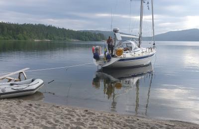 Det är inte bara höga berg på Höga Kusten. Det finns förvånansvärt många fina sandstränder, men de är inte långgrunda. Här har vi akterförtöjt mot en sandstrand i Genseviken utanför &Ouml;rnsköldsvik.