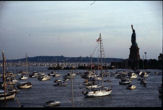 Det är inte alltid det är lika trångt som under 100-årsjubileumet av Frihetsgudinnans ”födelse” i New York 1986. Jag var inbjuden till en väns båt och var nästan tacksam att inte ha ansvaret i villervallan som rådde på ankarplatsen, ett område som normalt är tomt på ankrade båtar.