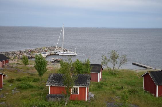 På ön Maakalla i Bottenviken tog vi alla tre bojar i anspråk. Då kände vi oss trygga trots 9 m/s i aktern.