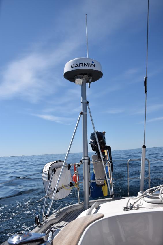 En sändande radar stör ut AIS-objekt på längre avstånd om antennerna sitter för nära varandra.