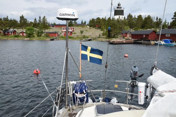 Om det är fler än två båtar i hamnen är bojarna mer till besvär än nytta. En oro finns alltid att ett ankare fälls och fastnar i bojstenen eller dess kätting.