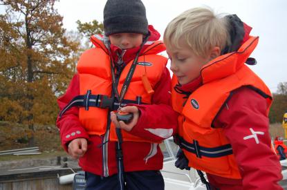 Markus startar reportagebåten, en Silver Eagle 650 Cabin, med Coastkey fjärrkontroll ståendes på bryggan. Motorn är en Mercruiser dti på 120 Hkr. Lillbrorsan Patrik vill också...