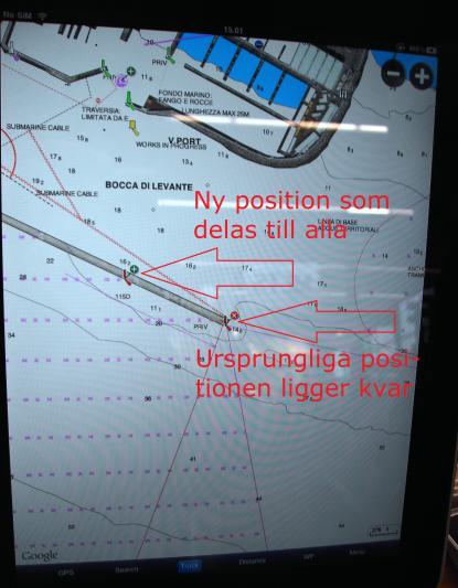 Ett annat exempel visas här. Fyren är placerad längre in än vad sjökortsbilden visar. Sjökortets originalplacering av fyren finns kvar och den nya positionen visas. Inom fem sekunder kan vi ha informationen i vår iPhone när någon gjort justeringen.