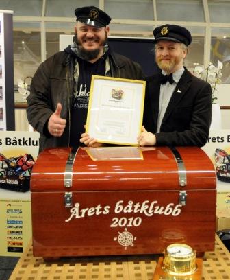 &Aring;rets båtklubb 2010. Glada mottagare av priset var från vänster, Peter Fägersten och Pelle Emmerling från Heleneborgs Båtklubb.