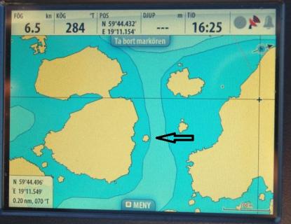 Den här ön finns inte i verkligen, men finns i Navionics utgåva 2011. Bilden är från Simrads navigator NSS 7 och platsen är från strax öster om Fejan i Roslagen. Troligtvis körde en båt där när satellitbilden togs och båten blev en ö. Hade samkörning skett med Sjöfartsverkets S57 hade nog fadäsen upptäckts.