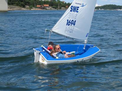 Barn och ungdomar med funktionshinder får möjlighet att lära sig att segla tack vare Stenungsunds SS och Rotary i Stenungsund.