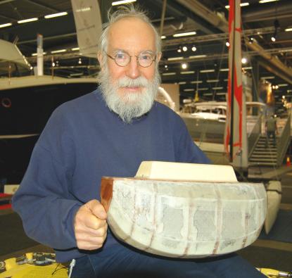 I handen håller Sven Yrvind en modell av den tio fot stora segelbåt han ska segla jorden runt med.