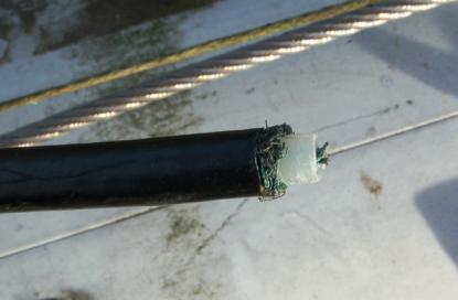 Vi byter denna RG 213 VHF-kabel mot en ny. Om den är blank och fin i kopparn en bit in kommer vi att använda en del av den gamla till kabeldragningen i båten. &Auml;r kabeln grön har den ärgat på grund av fukt, enligt Göran Movitz på Cordland Marine.