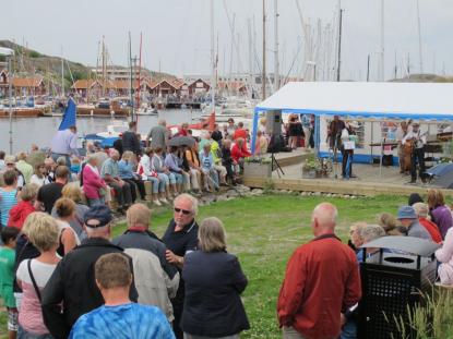 Besökarna bjöds på omväxlande underhållning från festivalscenen som hade byggts upp enbart för helgens begivenheter. 