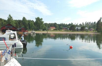 En fin badstrand ligger vid gästhamnen på Högsåra.