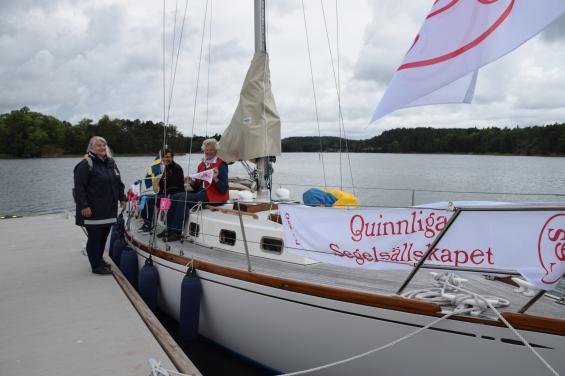 QSS, Qvinnliga Segel Sällskapet är på plats och pushar kvinnor för att ta steget och lära sig att segla. Närmast kameran sitter Eva Lindman på sin vackert renoverade Swan 36:a.