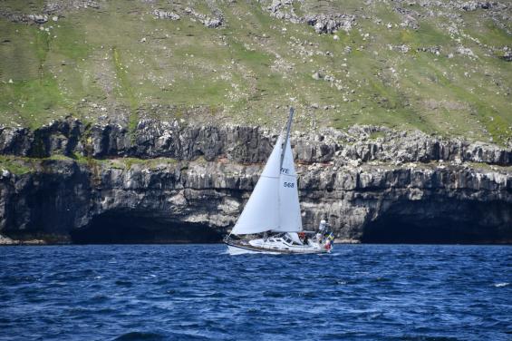 För revade segel vid Färöarna. Vår båt är en Hallberg Rassy 36 Mk II.