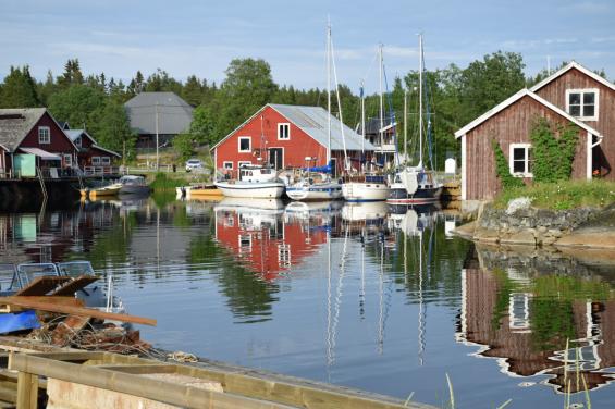 Skeppsmalens hamn. Längst in ligger gästhamen. Duschar och toaletter delas med en camping ett stekast bort.