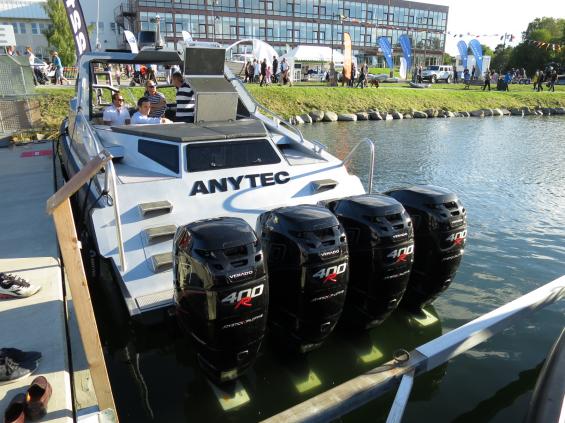 Anytec Future är bestyckad med 1 600 Hkr fördelat på fyra motorer. Ishockespelaren Peter Forsberg är numera ägare av varvet och säkert har han med ett finger bakom denna lyxbåt.