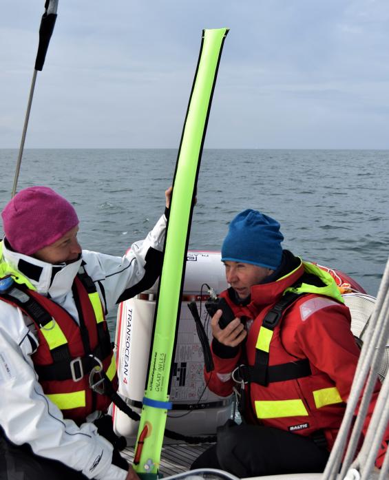 Uppblåst nödantenn för handhållna och fasta VHF-stationer. <span>Platsen är mellan Fair Isle och Foula på Nordsjön. </span>Helena Nilsson talar med andra båten som är drygt 10 sjömil bort. Tiia Lepp assisterar.