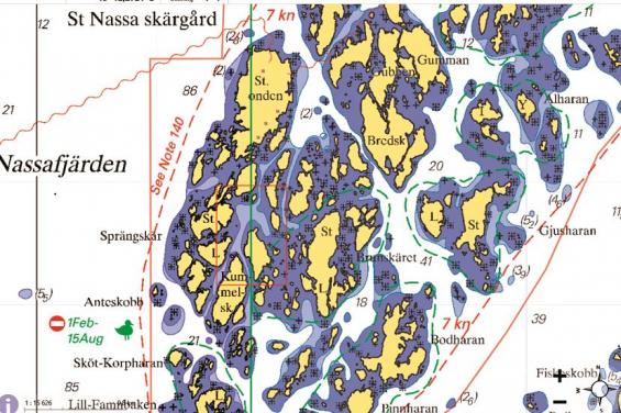 Om vi zoomar in framträder bilden motsvarande Sjöfartsverkets skärgårdskort i skala ungefär 1:50 000.