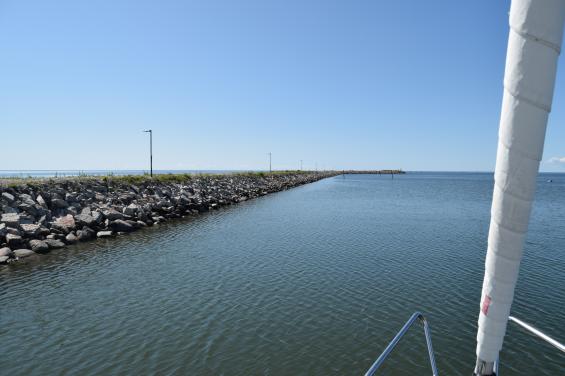 Av muddermassorna blev det en lång skyddande pir mot havet. Här är vi på väg ut ur hamnen.