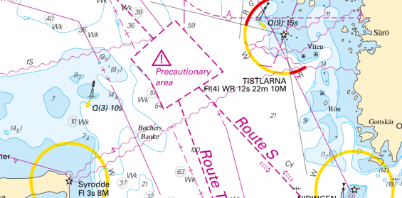 Området med triangeln varar för att flera fartyg ofta rör sig oi området och att korsande trafik förekommer. Alla måste ha extra uppmärksamhet. Väjningsreglerna gäller som vanligt.