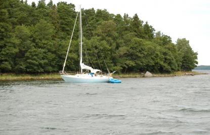 Det såg ut som om segelbåten seglat rakt upp på land. Varför reagerade inte förbipasserande båtar?