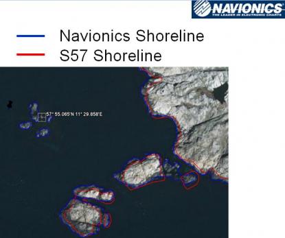 Röda linjer är, enligt sjökortstillverkaren Navionics, kartografiska linjer från Sjöfartsverkets S57 sjökort. Blå linjer visar Navionics kartografi. Enligt Navionics finns inte stenarna med i sjöfartsverkets sjökort (de uppe till vänster), men där har Navionics fel. Stenarna finns med, se sjökortsbilden nedan. Bilden är från pressvisningen hos Navionics i Viareggio, Italien.<br />Positionen är N57*55,065´ E 011*29,858´.