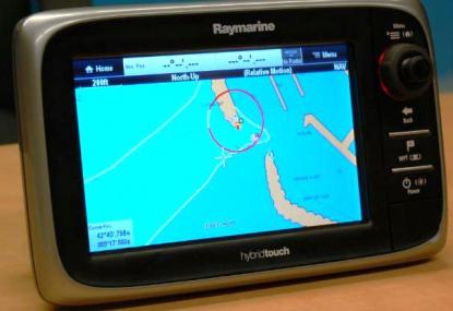 Inlagda rutter i telefonen kan via Bluetooth överföras till Raymarines nya navigatorserie E7.