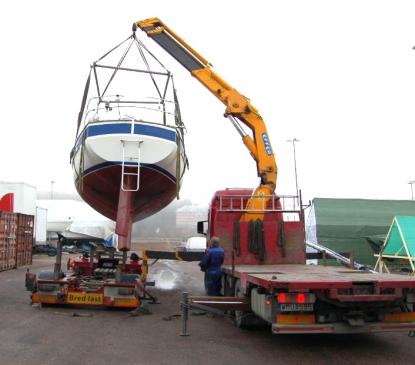 Enligt specifikation väger en Hallberg Rassy 352  6,7 ton. Rolf Söderberg, Söderbergs åkeri, har här 8,2 ton i kranen. Vattentanken var tom och dieselmängden uppskattas till ungefär 50 liter. Båten väger säkert mera än 6,7 ton tom, men några hundra kilo har vi tömt henne på.